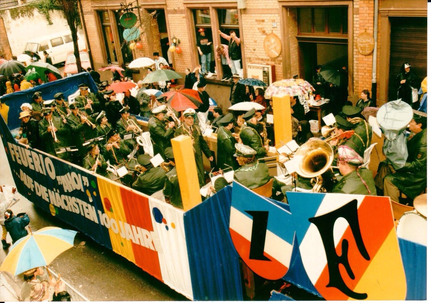 Das Polizeimusikkorps Mannheim auf dem Fastnachtsumzug am 22. Februar 1998 in Ludwigshafen.