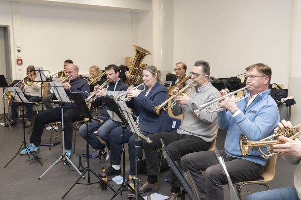 Tiefes Blech und Trompeten in der Probe