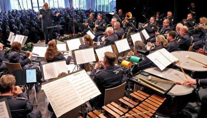Das Schlagwerk war zwischendurch sehr gefordert: Das Polizeiorchester im Baumhain beim Konzert des Deutsch-Amerikanischen-Frauenarbeitskreises. © Christoph Blüthner