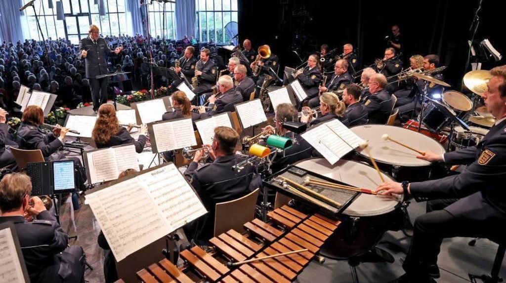 Das Schlagwerk war zwischendurch sehr gefordert: Das Polizeiorchester im Baumhain beim Konzert des Deutsch-Amerikanischen-Frauenarbeitskreises. © Christoph Blüthner