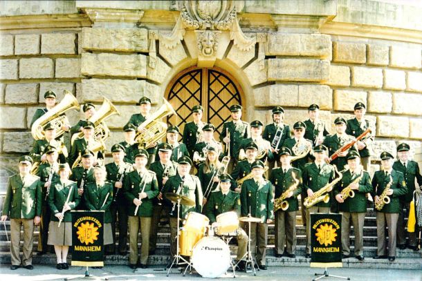 Das Polizeimusikkorps Mannheim in Jahr 1996 vor dem Wasserturm
