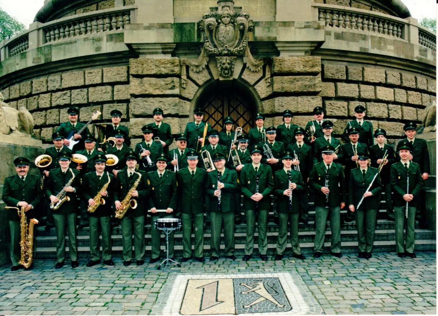 Das Polizeimusikkorps Mannheim in Jahr 2000 vor dem Wasserturm