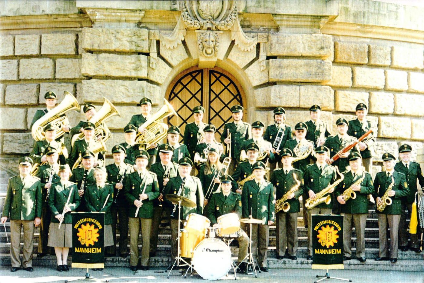 Das Polizeimusikkorps Mannheim in Jahr 1996 vor dem Wasserturm