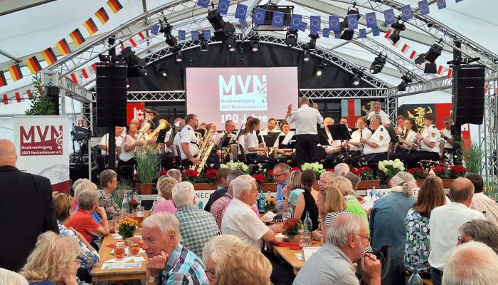 Die Musikvereinigung Neckarhausen feierte ihr 100-Jähriges mit erstklassiger Musik der SRH-Bigband und des Polizeimusikkorps Mannheim Edingen-Neckarhausen.