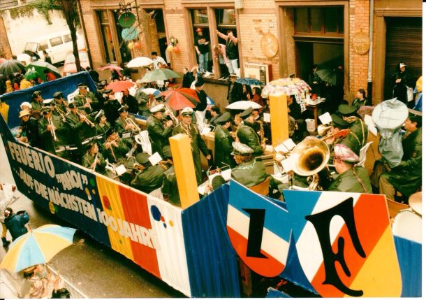 Das Polizeimusikkorps Mannheim auf dem Fastnachtsumzug am 22. Februar 1998 in Ludwigshafen.