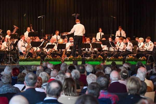 Das Polizeiorchester Mannheim gab unter der Leitung von Wolfgang Rothenheber im Baumhain im Luisenpark ein Benefizkonzert. © Michael Ruffler, Mannheimer Morgen
