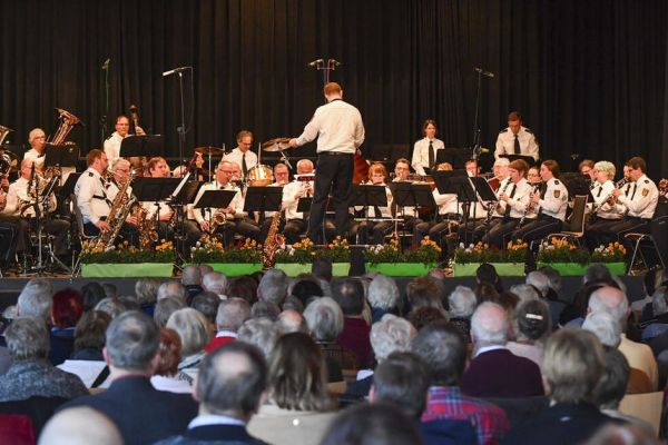 Das Polizeiorchester Mannheim gab unter der Leitung von Wolfgang Rothenheber im Baumhain im Luisenpark ein Benefizkonzert. © Michael Ruffler, Mannheimer Morgen