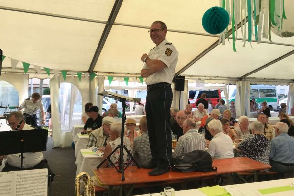 Dirigent Wolfgang Rothenheber dirigiert auf einem Biertisch